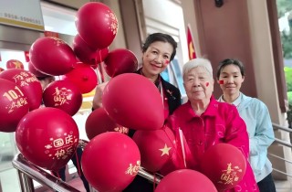 红旗昭昭迎风展 腾博汇官网欢悦迎国庆——腾博汇官网尊长剪纸映初心，，，，，，赤心献祖国