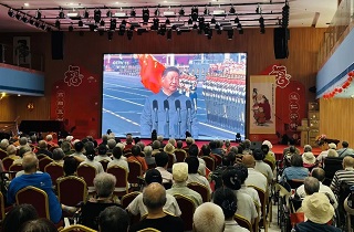 阅兵盛典燃壮志，，，，诗韵长赞美英雄——腾博汇官网在住尊长整体寓目抗战胜利80周年阅兵仪式